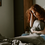 como o ronco pode impactar sua saúde mental e emocional, prejudicar suas relações interpessoais e aumentar o risco de depressão