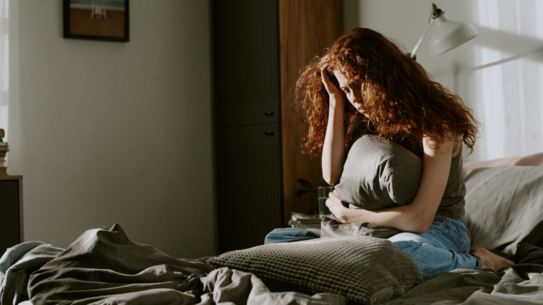 como o ronco pode impactar sua saúde mental e emocional, prejudicar suas relações interpessoais e aumentar o risco de depressão